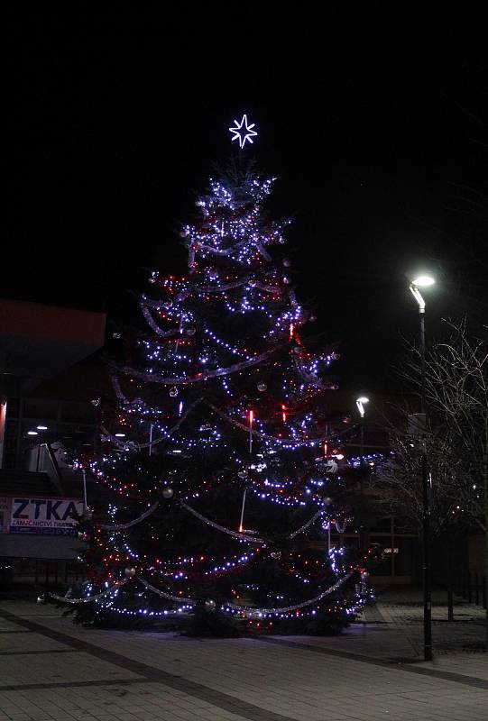 Vánoční výzdoba v Karviné. Vánoční strom u kina Centrum.