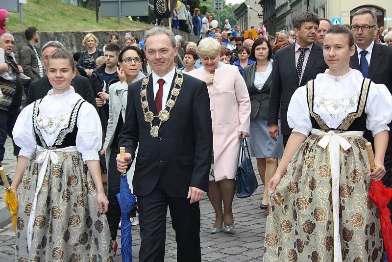 25. ročník Svátku Tří bratří zahájily v pátek tradiční slavnostní průvody z Českého Těšína a Cieszyna, které se setkaly na mostě Družby. 