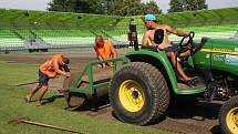 Stavba nového fotbalového stadionu v Karviné finišuje. Kromě dokončovacích prací vně i před areálem dělníci pokládají nový trávník na hřiště. 
