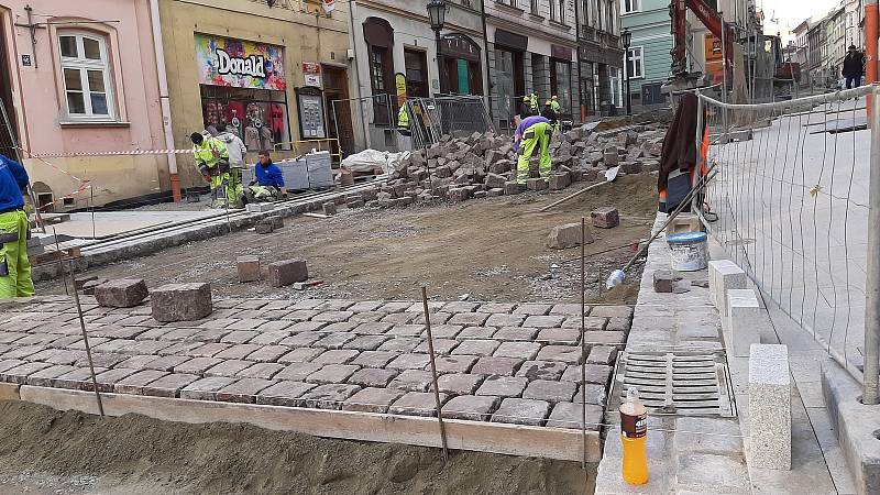 U mostu Přátelství na polské straně Těšína zmizí chátrající budova celnice, vyroste nová a dominantou bude replika tramvaje.