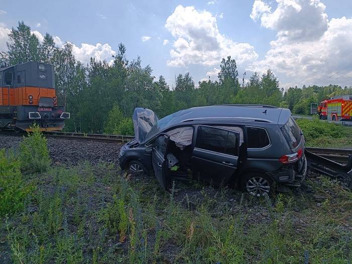 Další nehoda na Karvinsku. Lokomotivy na přejezdu „odpinkly“ automobil.