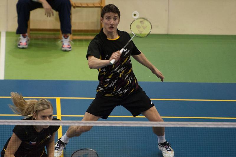 Nejlepší čeští badmintonisté se na víkend sjeli do Karviné, kde budou až do neděle bojovat o tituly domácích šampionů.