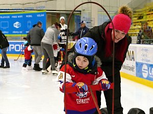 Velký zájem rodičů, dětské veselí a pravá sportovní atmosféra. To vše patřilo k náborové akci v rámci Týdne hokeje, Pojď hrát hokej.
