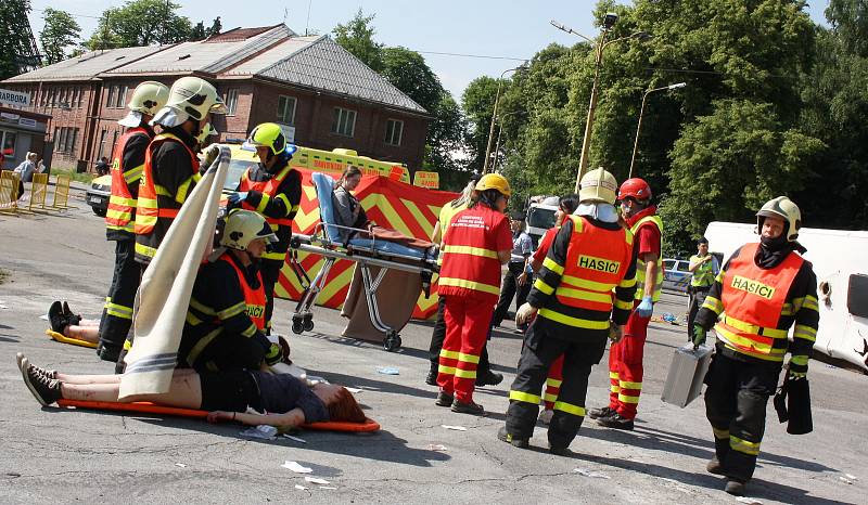 Fingovaná hromadná nehoda autobusu plného středoškoláků prověřila všechny složky Integrovaného záchranného systému a jejich spolupráci.