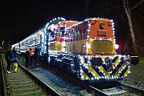 Na staré nádraží ve Fryštátě přijel v neděli 17. prosince historický vánoční vlak, který cestující svezl do Petrovic a zpět.