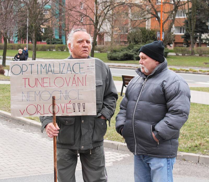 Zdravotníci z orlovské nemocnice i občané města vyrazili ve středu od místního špitálu demonstrovat před ostravský krajský úřad, kde probíhalo další jednání o budoucnosti nemocnice. Starosta města i někteří další zástupci Orlové pak vystoupili také v deba