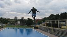 Skoky ze skokanské věže havířovského koupaliště v podání členů HighJump Czech Teamu.  