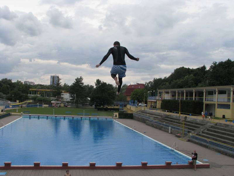 Skoky ze skokanské věže havířovského koupaliště v podání členů HighJump Czech Teamu.  