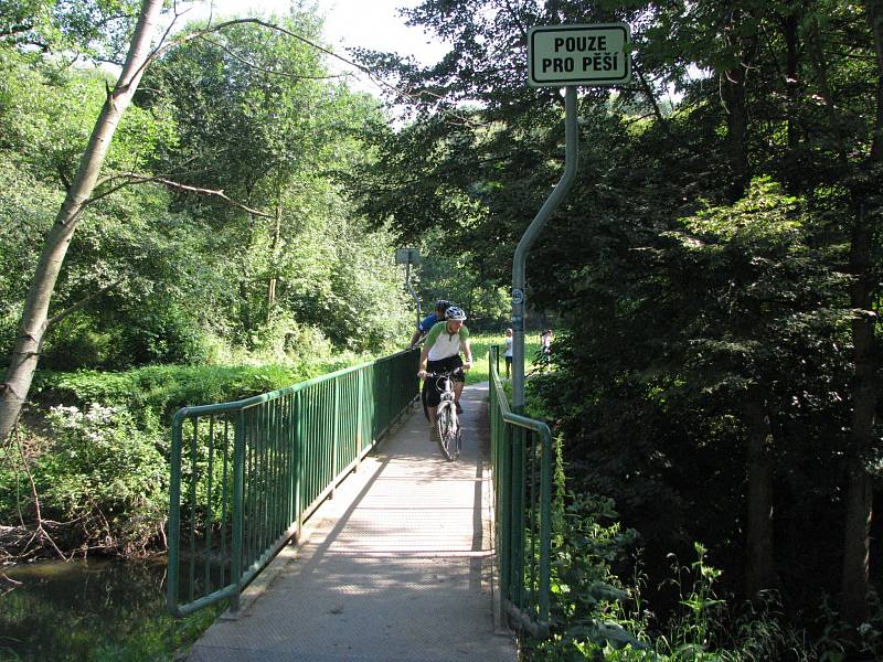 Původní mostek pro pěší přes řeku Lučinu v Havířově nahradila nová lávka pro chodce a cyklisty. 