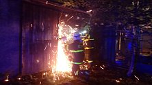 Při požáru v řadové garáži v Českém Těšíně shořelo osobní auto a oheň poškodil i další tři garáže