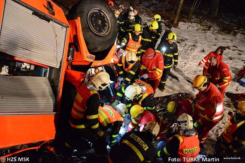 Hasičská cisterna havarovala v pátek večer na zledovatělé silnici mezi Havířovem a Karvinou.