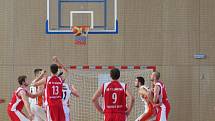 Basketbalisté Havířova (v bílém) doma dvakrát vyhráli.