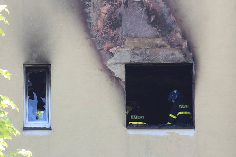 Dům v havířovské čtvrti Šumbark, kde v pondělí odpoledne došlo k požáru. Zemřely při něm dvě malé děti. Snímek z následujícího dne, úterý 19. května 2020.