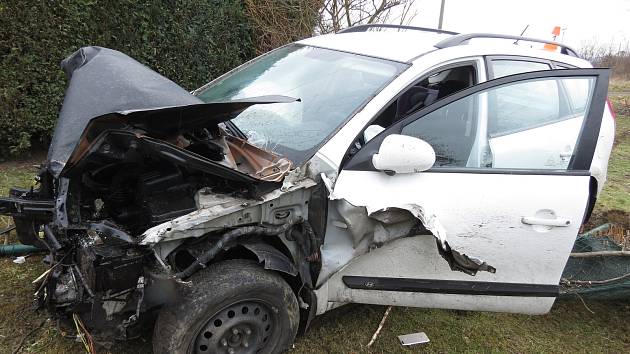 V neděli se řidič bílého vozu zn. Hyundai snažil ujet policistům. Nakonec havaroval a hned poté se snažil z místa nehody utéct.