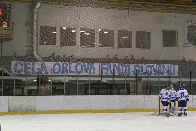 Orlovští hokejisté (v bílém) mají v letošní sezoně ambice postoupit. Snímky z prestižního duelu s SK Karviná.