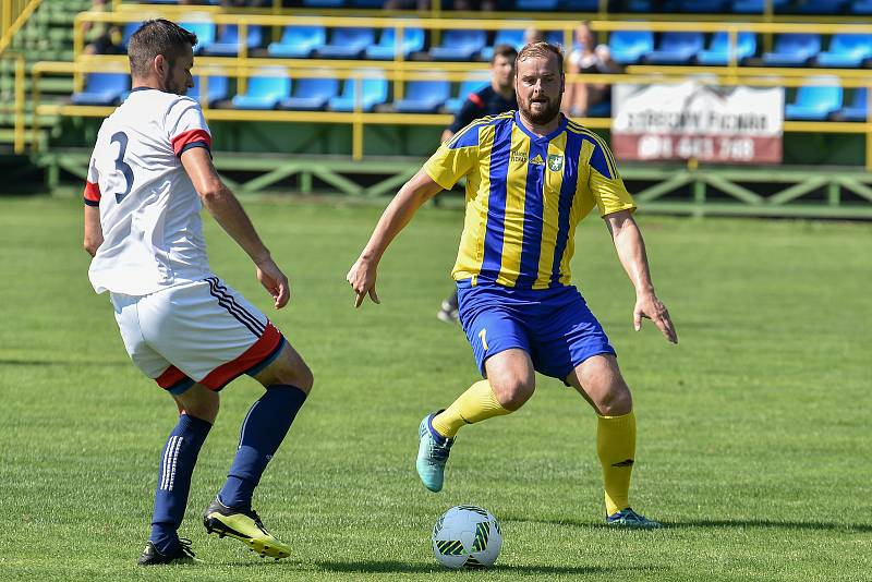 Fotbalový klub SK Stonava. V poslední přípravě před sezonou domácí hráči (ve žlutém) porazili Věřňovice 4:1.