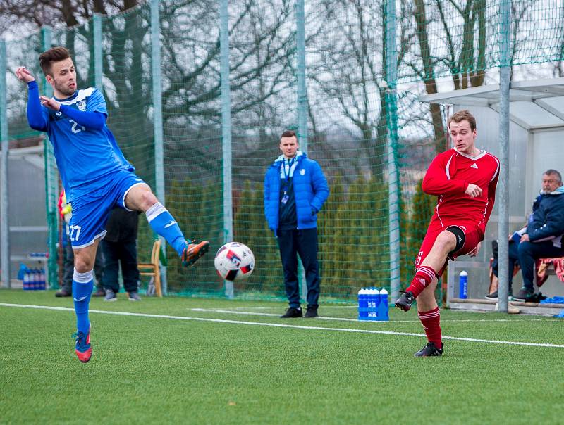 Havířovští fotbalisté (v modrém) uspěli v Pusté Polomi.