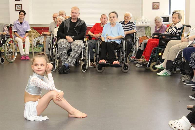 Taneční škola Happy Day Dance z Ostravy se představila seniorům z domova GrandPark v Havířově.