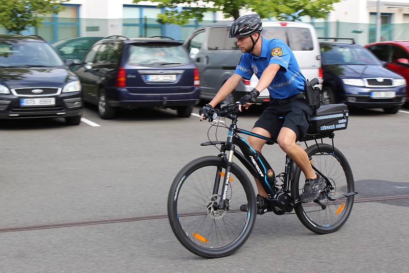 Cyklohlídky havířovské městské policie využívají nová elektrokola.