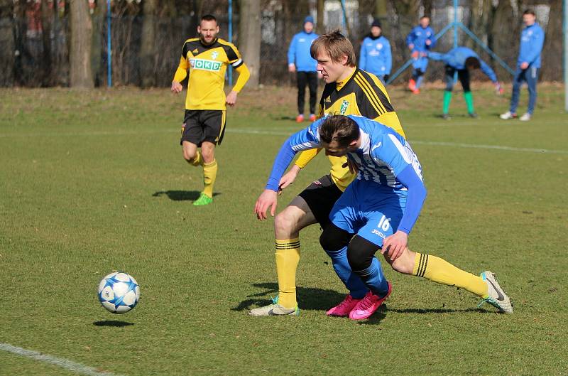 Karvinští fotbalisté (ve žlutém) mají za sebou vítěznou generálku proti Vítkovicím.