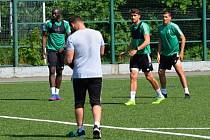 Fotbalisté MFK Karviná v pondělí zahájili přípravu na novou sezonu. Nechyběl ani kapitán Michal Papadopulos (druhý zprava).
