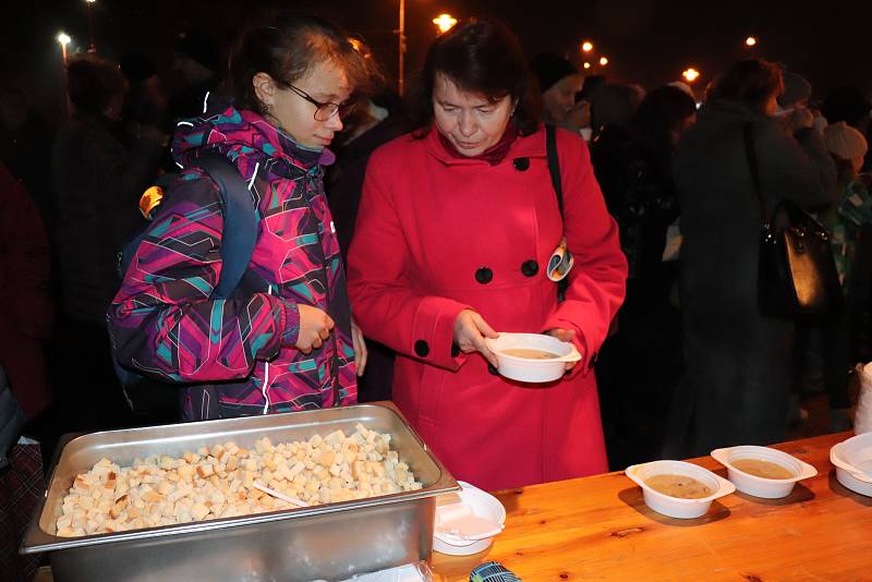 Akce Deníku Česko zpívá koledy 2018 v Orlové. Organizátoři také navařili a nabízeli hrachovou polévku.