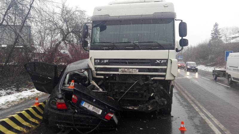 Smrtelná nehoda na Vodní ulici v Havířově. Osmnáctiletý řidič BMW nezvládl zatáčku a po srážce s kamionem zemřel.