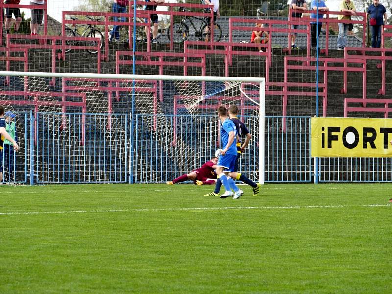 Havířovští fotbalisté (v modrém) přehráli Frýdlant jasně 3:0.