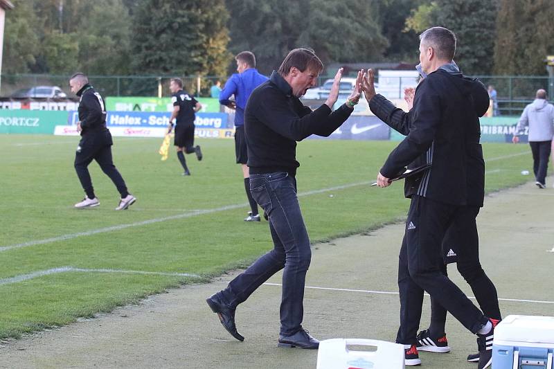 Karvinští fotbalisté (v bílém) vyhráli v Příbrami 2:0.