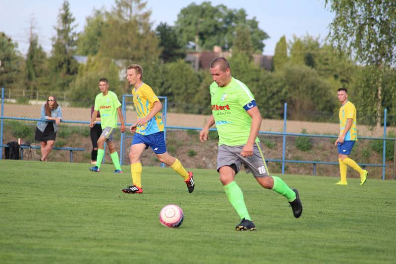 Fotbalisté Petrovic (v zeleném) na úvod krajského přeboru vyhráli nad Datyněmi 3:1.