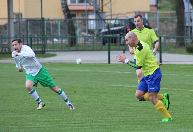 Utkání I.A třídy Stonava - Dolní Datyně (v bílém).