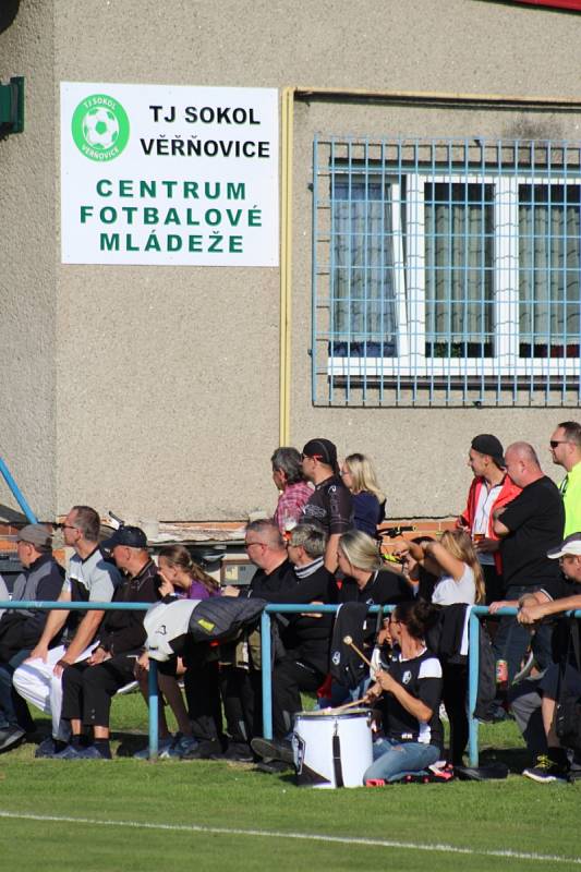 Derby o vedení v I.B třídě zvládly Věřňovice (v modrém), které porazily Záblatí 3:2.