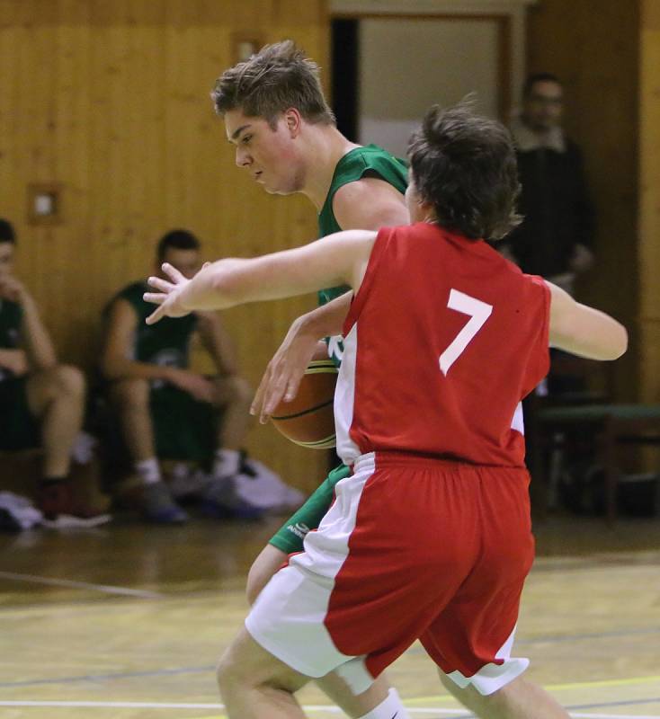 Basketbalovým juniorům Karviné (v zeleném) se moc nevede, ale na udržení v soutěži rozhodně mají.