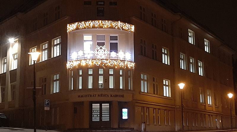 Vánočně ozdobené průčelí budovy B karvinského magistrátu.