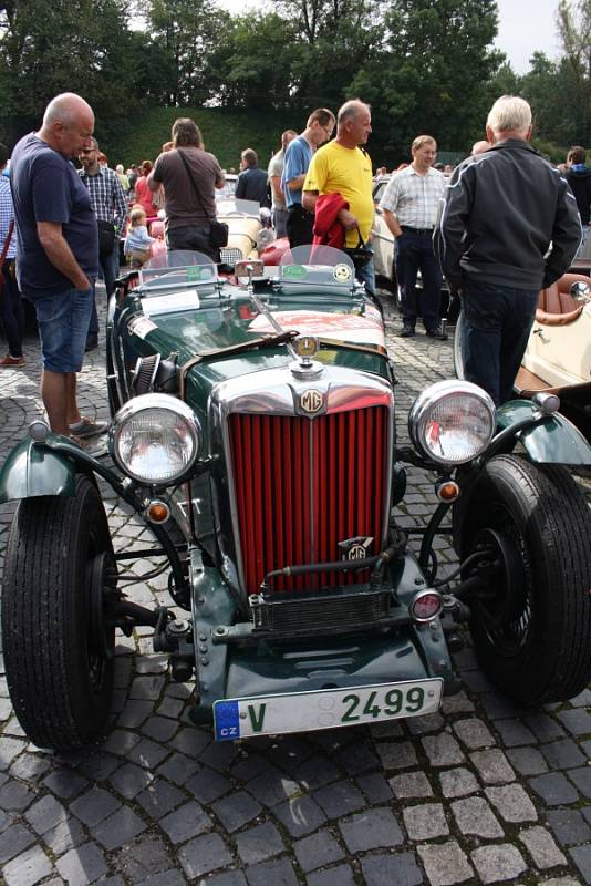 Krásu starých automobilů a motocyklů obdivovalo v neděli dopoledne zcela plné Staré náměstí v Orlové.