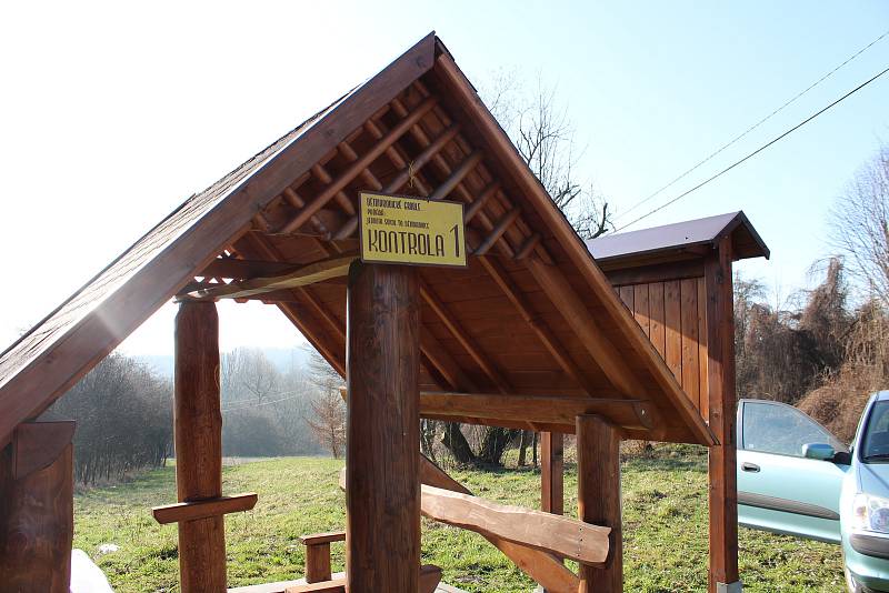 Tři různě dlouhé trasy zdolávali turisté pěšky, během, na koloběžkách i s kočárky.