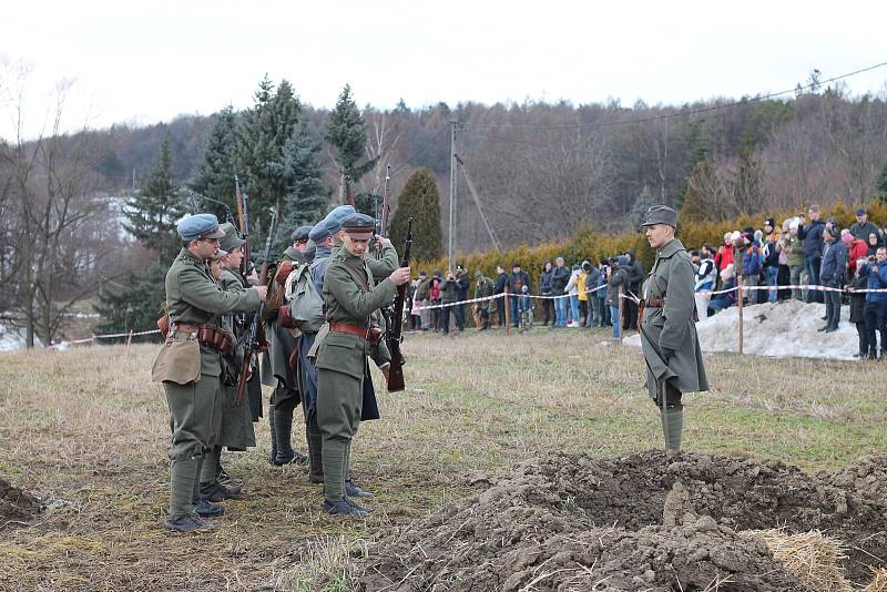 100 let od tzv. Sedmidenní války mezi Českem a Polskem o slezské území připomněla v sobotu odpoledne rekonstrukce válečné bitvy, která se konala v polském Skočově za účasti polských i českých vojensko-historických skupin.