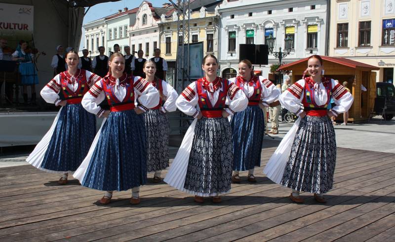 V Karviné se v rámci Dnů města konala v neděli folklorní přehlídka nazvaná Prolínání kultur. 