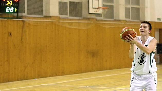 Karvinští basketbalisté (v bílém) porazili dvakrát Valašské Meziříčí a už se jim v tabulce dýchá lépe.