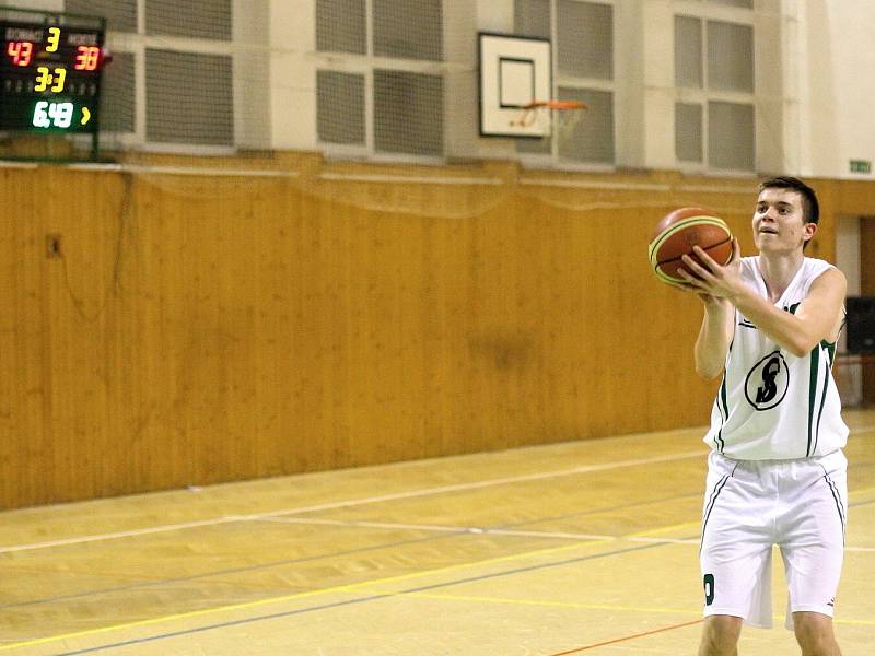 Karvinští basketbalisté (v bílém) porazili dvakrát Valašské Meziříčí a už se jim v tabulce dýchá lépe.