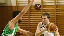 Karvinští basketbalisté (v bílém) v duelu se Šumperkem prohráli.