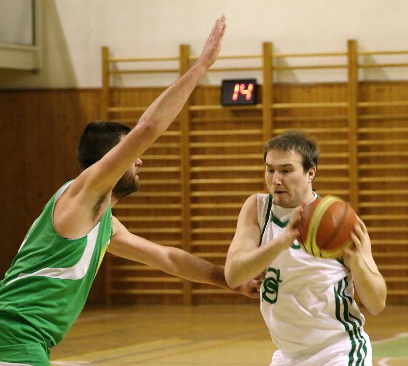 Karvinští basketbalisté (v bílém) v duelu se Šumperkem prohráli.