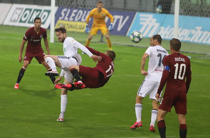 Karviná (v bílém) podlehla Spartě 1:4 po rozdílných poločasech.