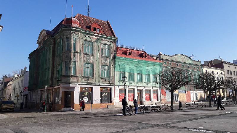 Chátrající domy na Masarykově náměstí koupí město a opraví je. (březen 2017)