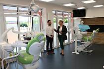 V areálu Ridera Sport v Ostravě otevřela v pondělí 29. 5. 2023 nové ambulance stomatologická klinika AJNA dental. Na snímku starostka Orlové Lenka Brzyszkowská v rozhovoru s ředitelem ostravské pobočky VZP pro Moravskoslezský, Olomoucký a Zlínský kraj Ale