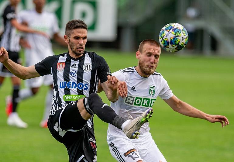 Martin Šindelář (vpravo) je zpět v Karviné. Tentokrát už na přestup.