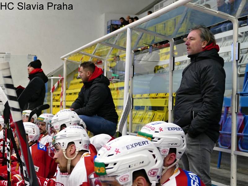 Pohled na střídačku a tribuny havířovského zimního stadionu