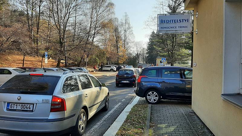 Před odběrovým místem PCR testy u nemocnice v Třinci se tvoří dlouhé fronty aut. Dopravu v místě musí korigovat městská policie,