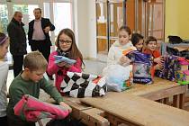 Žáci ZŠ Hrubína předali ADŘE sbírku oblečení pro děti v Mukačevu.  