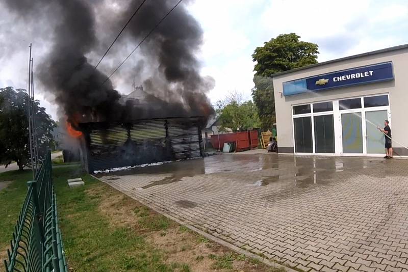 Požár skladu autoservisu poblíž Ostravské ulice v Havířově.